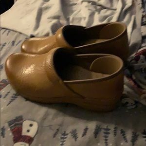 Dansko nursing shoes size 40